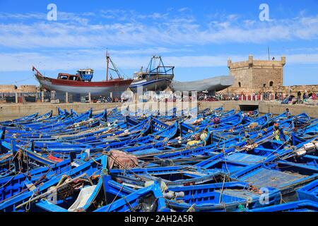 Skala du Port, Angeln, Boote, Hafen, aus dem 18. Jahrhundert Stadtmauer, Essaouira, Atlantikküste, Marokko, Nordafrika Stockfoto