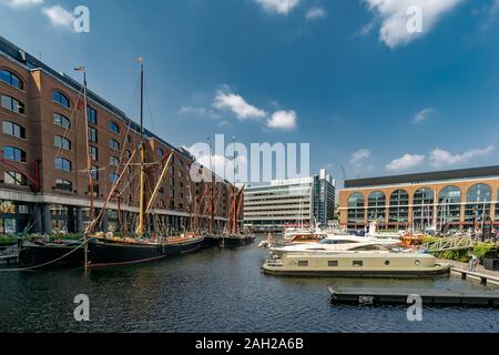 St. Katharine Docks Marina Wharf in der Nähe der Tower Bridge in London mit einigen Schiffen und historischen Segelbooten, England, UK, GB Stockfoto