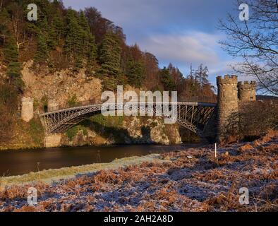 23. Dezember 2019. Caigellachie Brücke, Fluss Spey, Craigellachie, Moray, Schottland, Großbritannien. Dies ist die Ansicht der Thomas Telford Brücke halbe Weise durch Stockfoto