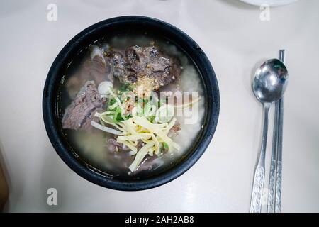 Dies ist Rindfleisch Suppe. Die Suppe ist von Rindfleisch mit Knochen gemacht und isst mit Fleisch. Stockfoto