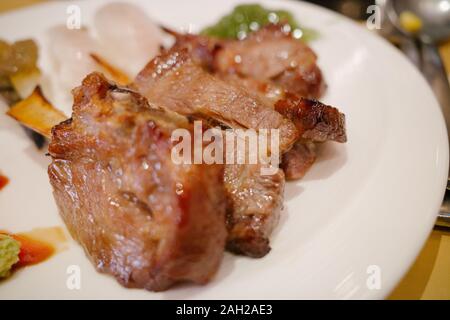 Lamb Rib Steak serviert auf einem Teller. Stockfoto