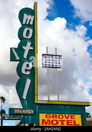 Jahrgang 1950 s Googie Stil, Mitte des Jahrhunderts, neon Motel unterzeichnen. Weiße Buchstaben auf grünem Hintergrund. Die meisten der Neon Beleuchtung fehlt. Im Jahre 1956 gegründet. Stockfoto