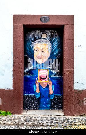 Kunstwerk an einer Tür in der Altstadt von Funchal, Madeira, Portugal Stockfoto