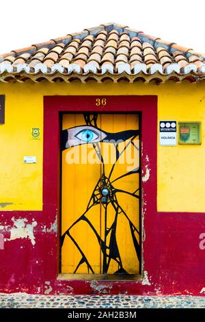 Bunte Kunstwerke an der Tür eines Hauses in Rua do Santa Maria, Altstadt, Funchal, Madeira, Portugal Stockfoto