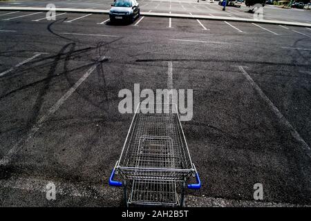 Bukarest, Rumänien - 26. September 2019: ein Supermarkt Warenkorb ist in einer großen, leeren Parkplatz gesehen, in Bukarest. Stockfoto