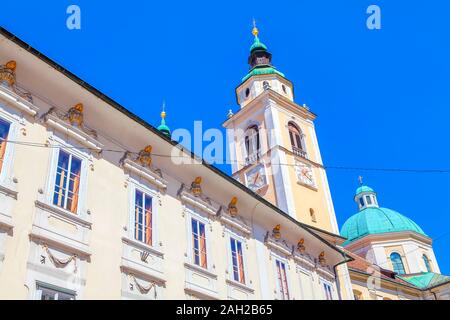 Turm und Kuppel der Kathedrale des Heiligen Nikolaus in Ljubljana Stockfoto