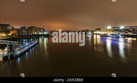 Ansicht der Wharf von der Butler in der Nacht von der Tower Bridge, London, England, UK, GB Stockfoto