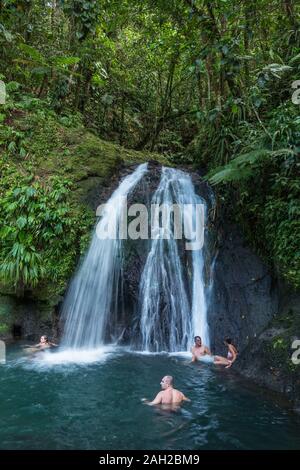 Touristen schwimmen unter der Cascade aux Ecrevisses Wasserfall in der Guadeloupe Nationalpark auf der Insel Basse-Terre, Guadeloupe. Ein UNESCO-Bio Stockfoto