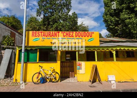 Ein kleines Restaurant auf der Straße in Pointe-à-Pitre im karibischen Inselstaat Guadeloupe. Stockfoto
