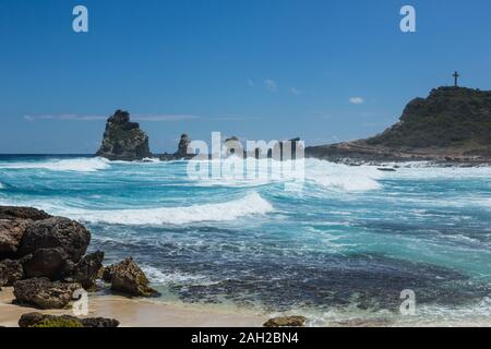 Wellen des Atlantik Absturz auf den Kalkstein Ufer der Halbinsel Pointe des Chateaux auf der Insel Grande-Terre, Guadeloupe. Stockfoto