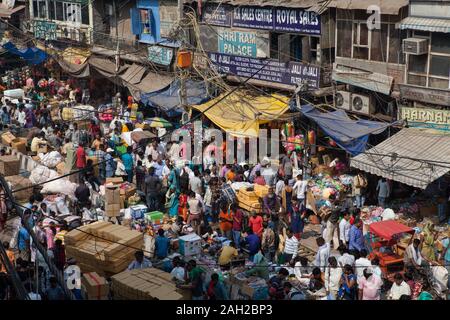 Überlastete Straße in Sadar Basar in der Altstadt von Delhi, Indien Stockfoto