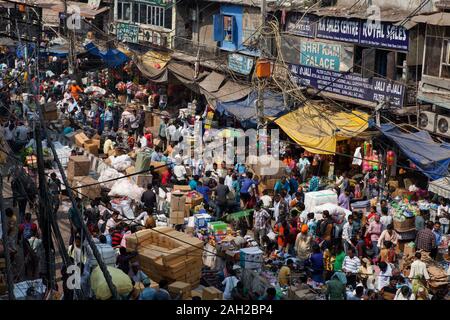 Überlastete Straße in Sadar Basar in der Altstadt von Delhi, Indien Stockfoto