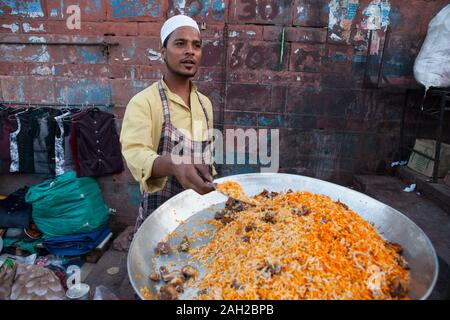 Ein Muslim Koch bereitet eine Portion chicken Biryani in der Altstadt von Delhi, Indien Stockfoto