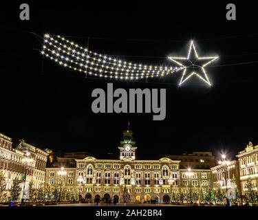 Triest, Italien, vom 23. Dezember 2019. Weihnachtsschmuck über Triest Piazza Unità d'Italia in Norditalien. Credit: Enrique Ufer/Alamy Stock Ph Stockfoto