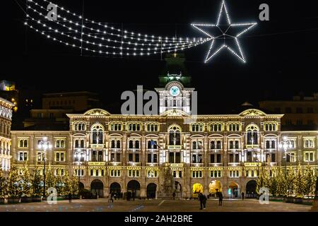 Triest, Italien, vom 23. Dezember 2019. Weihnachtsschmuck über Triest Piazza Unità d'Italia in Norditalien. Credit: Enrique Ufer/Alamy Stock Ph Stockfoto