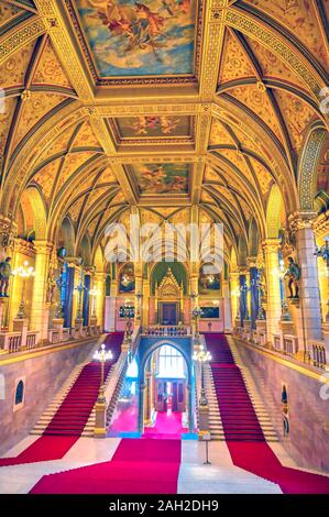 Budapest, Ungarn - 26. Mai 2019 - Der Innenraum des ungarischen Parlaments in Budapest, Ungarn. Stockfoto