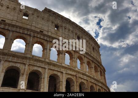 Kolosseum in Rom, Italien. Antike römische Kolosseum ist eine der wichtigsten Sehenswürdigkeiten in Europa. Stockfoto