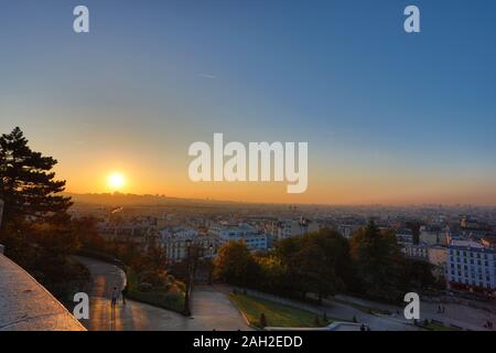 Blick auf die Stadt von Paris Montmartre bei Sonnenaufgang gesehen, Frankreich Stockfoto