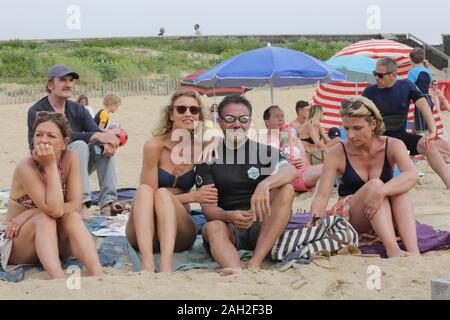 JOSE GARCIA, ALEXANDRA LAMY, MICHEL VUILLERMOZ und ANNE GIROUARD in KEIN FILTER (2019) - Originaltitel: CHAMBOULTOUT -, unter der Regie von Eric LAVAINE. Credit: Gleichen Spieler. Distribuida por Gaumont/Album Stockfoto