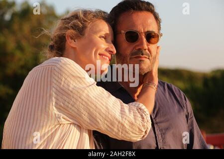 JOSE GARCIA und Alexandra Lamy in KEIN FILTER (2019) - Originaltitel: CHAMBOULTOUT -, unter der Regie von Eric LAVAINE. Credit: Gleichen Spieler. Distribuida por Gaumont/Album Stockfoto