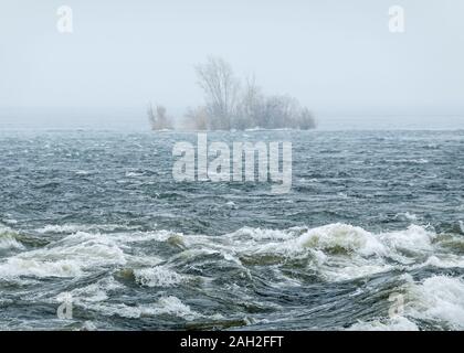 Nebel eines Schneesturms, der 2020 eine Insel im Sankt-Lorenz-Strom bedeckte Stockfoto