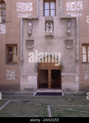 Innenraum - PATIO DE ARMAS - REPRODUCCION DE LA PORTADA DEL HOSPITAL DE LA LATINA DE MADRID - 1507. Lage: CASTILLO DE LA MOTA. MEDINA del Campo. Valladolid. Spanien. SANTA ANA MARIA MADRE DE LA VIRGEN. SAN JOAQUIN. Stockfoto