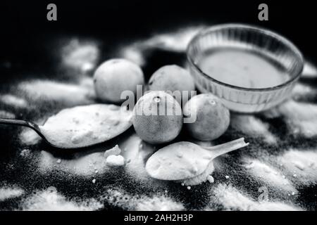Natron Maske in eine Glasschüssel auf Holz- Oberfläche zusammen mit etwas Natron gestreut auf der Oberfläche und Zitronen auf der Oberfläche. Zur blemi Stockfoto