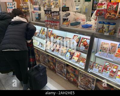 Tokio, Japan. 13 Dez, 2019. Künstliche Lunch Box zeigt in einem Geschäft in Tokio Bahnhof. Der Kunde kann wählen, welche Box mit echten essen will er nach dem Erscheinen des Dummies. (Dpa' künstlich wie köstlich - kulinarisch Japan's Paradise als Replik' Credit): Lars Nicolaysen/dpa/Alamy leben Nachrichten Stockfoto