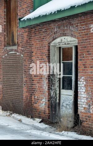 Außenwand einer alten Mühle Gebäude mit bröckelnde Ziegel und abgenutzte Farbe Stockfoto
