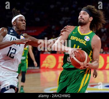 Anderson Varejao (Brasilien) gegen Myles Turner (USA). FIBA Basketball Wm China 2019 Stockfoto