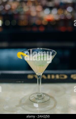 Classic daiquiri auf der bar Hintergrund. Luxus Handwerk trinken Konzept. Stockfoto