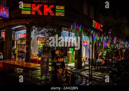 Melaka, Malaysia - Dec 15, 2019: Jonker Street in der Chinatown Nachbarschaft von Melaka ist mit Touristen, Geschäfte, Restaurants und Peranakan arc Stockfoto