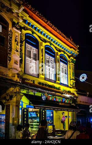 Melaka, Malaysia - Dec 15, 2019: Jonker Street in der Chinatown Nachbarschaft von Melaka ist mit Touristen, Geschäfte, Restaurants und Peranakan arc Stockfoto