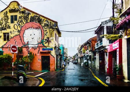 Melaka, Malaysia - Dec 15, 2019: Jonker Street in der Chinatown Nachbarschaft von Melaka ist mit Touristen, Geschäfte, Restaurants und Peranakan arc Stockfoto