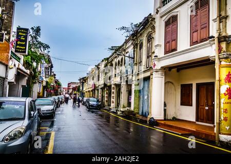 Melaka, Malaysia - Dec 15, 2019: Jonker Street in der Chinatown Nachbarschaft von Melaka ist mit Touristen, Geschäfte, Restaurants und Peranakan arc Stockfoto