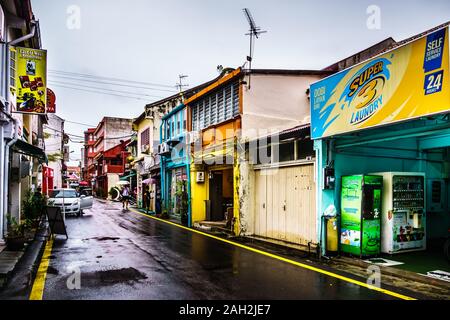 Melaka, Malaysia - Dec 15, 2019: Jonker Street in der Chinatown Nachbarschaft von Melaka ist mit Touristen, Geschäfte, Restaurants und Peranakan arc Stockfoto