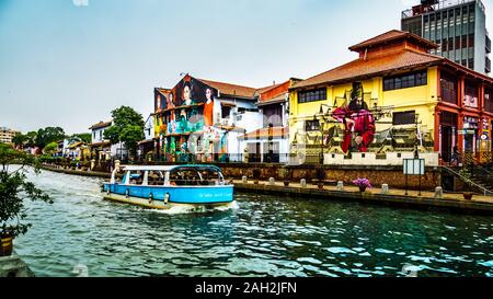 Melaka, Malaysia - Dec 15, 2019: Melaka River Cruise Navigation durch das UNESCO-Weltkulturerbe. Stockfoto