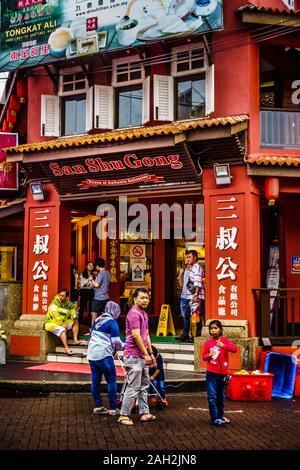 Melaka, Malaysia - Dec 15, 2019: Jonker Street in der Chinatown Nachbarschaft von Melaka ist mit Touristen, Geschäfte, Restaurants und Peranakan arc Stockfoto