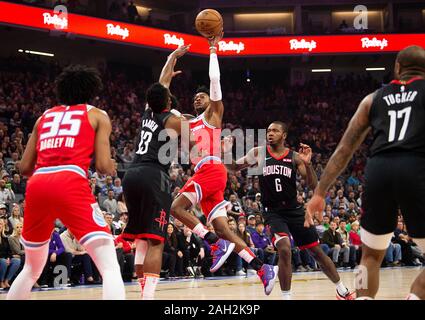 Sacramento, CA, USA. 23 Dez, 2019. Sacramento Kings guard De Aaron Fox (5) schießt über Houston Rockets guard James Harden (13) während eines Spiels im Golden 1 Mitte am Montag, Dec 23, 2019 in Sacramento. Credit: Paul Kitagaki jr./ZUMA Draht/Alamy leben Nachrichten Stockfoto