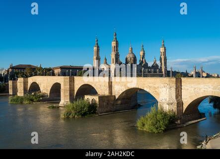 Puente de Piedra Brücke über den Fluss Ebro und der alten Kirche Basilika del Säule in der spanischen Stadt Zaragoza Stockfoto