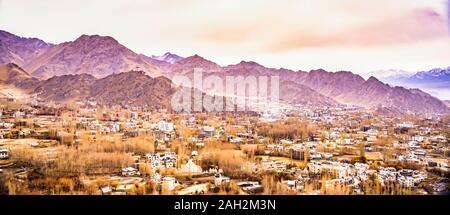 Blick Landschaft und Stadtbild von Leh Ladakh Dorf mit Himalaya Gebirge aus Sicht des Leh Stok Palace während der Wintersaison in Jammu und Kas Stockfoto