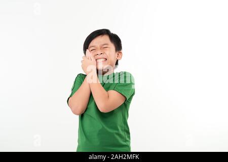 Schöne asiatische Schüler mit Zahnschmerzen seine Wange mit Hand halten Stockfoto