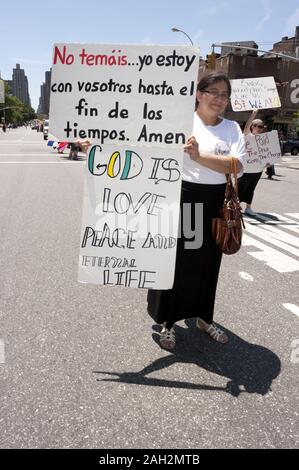 Die Teilnehmer in der Kinder evangelische Parade in East Harlem in NEW YORK. Stockfoto