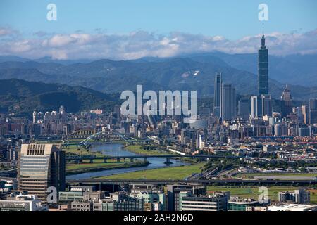 Keelung River fließt durch Taipei vor dem hintergrund der grünen Hügeln in einer Ansicht von Jinmianshan auf einem hellen, sonnigen Morgen. Stockfoto