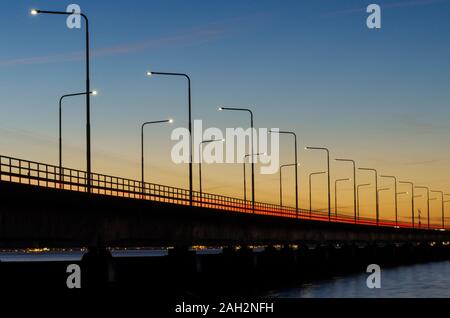 Farben durch die Oland Brücke in Schweden. Die Brücke verbindet die Insel mit dem Festland Oland Schweden Stockfoto