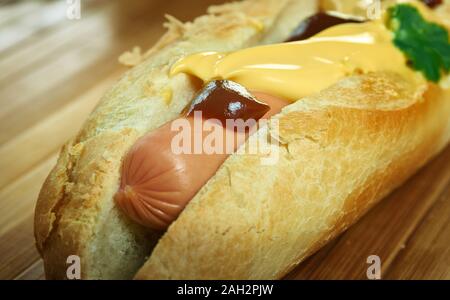 Jumbo Frankfurter, große Weinprobe Frankfurter Hot Dogs. Stockfoto