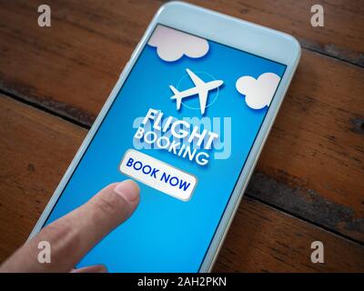 Flug buchen online mit Smartphone. Close-up Finger berühren auf Handy zu kaufen oder buchen Flug online Flugticket. Stockfoto