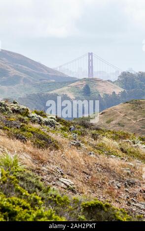 Blick von der Marin Headlands zurück zur Golden Gate Bridge und der San Francisco, Kalifornien, USA. Stockfoto