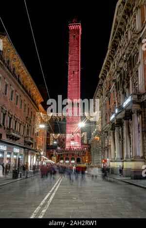 12/21/2019. Bologna, Italien. Weihnachtszeit in Bologna. Suggestiven Beleuchtung des berühmten Asinelli Turm. Stockfoto