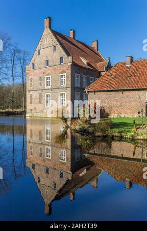 Historisches Haus Welbergen mit Reflexion im Wasser in Ochtrup, Deutschland Stockfoto